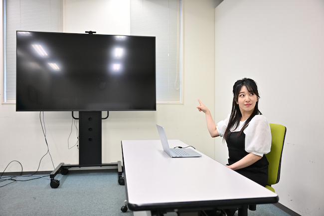 大型モニターに目をつけた中冨杏子