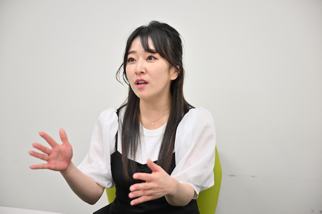 「カラオケ@DAM for Windows」を 体験した中冨杏子