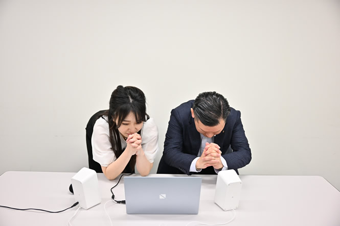 2度目の結果を待つ中冨 杏子（左）と矢吹 豪（右）