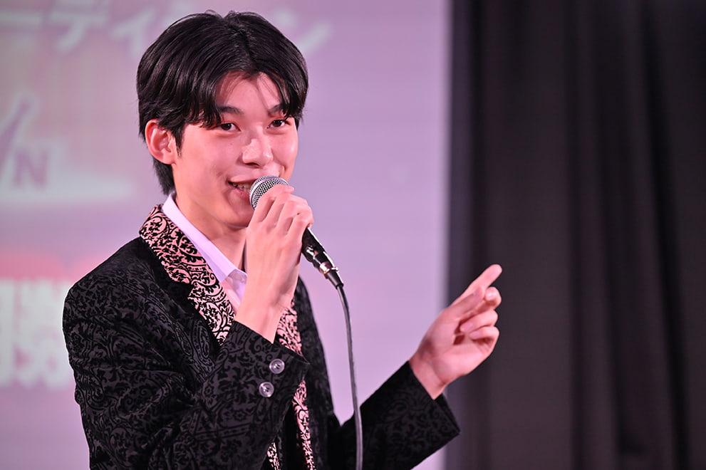 自身の楽曲である「偽りのくちびる~最後の恋~」などを披露した原田さん