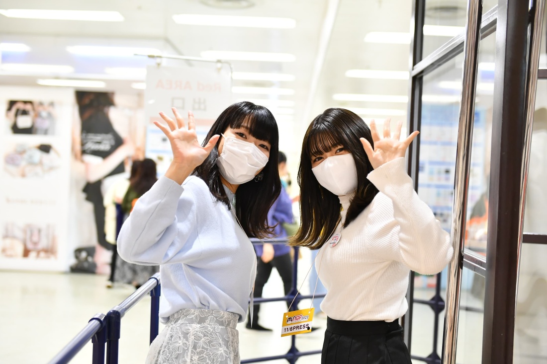 レッドエリア入り口。期待を隠しきれない様子で意気揚々と向かう鼻炎ノ助(左)みずほ(右)
