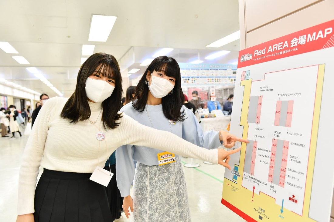 会場マップでSHIRANAMI 5のブースの場所をチェックするみずほ(左)鼻炎ノ助(右)