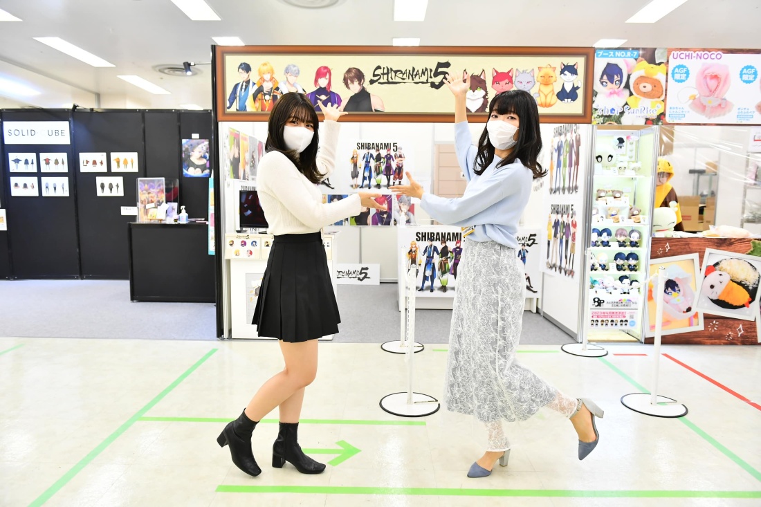 SHIRANAM 5ブースを発見するみずほ(左)鼻炎ノ助(右)