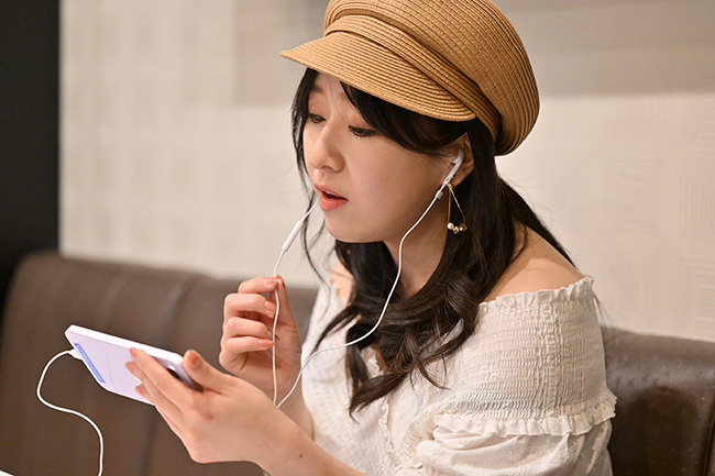 歌う中冨 杏子(なかとみ あんこ)さん